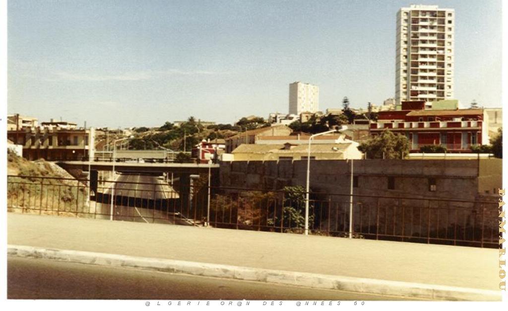 BB 025 CITE JEAN DE LA FONTAINE 1983 VUE SUR LE QUARTIER BEL AIR.JPG